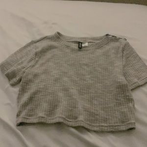 I’m selling a crop top it’s grey and white🤍🩶